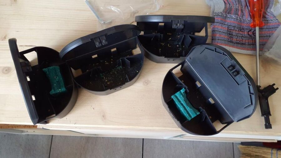 Auf einem Holztisch in Baar (6340, Kanton Zug) stehen geoeffnete Koederboxen, die ein Kammerjaeger zur Nagerbekaempfung einsetzt.