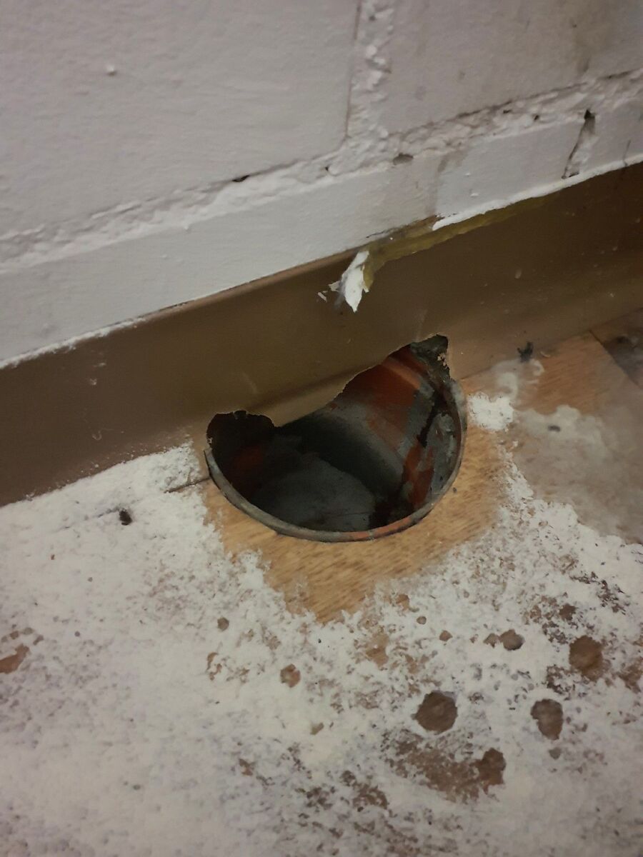 Ein offenes Rohr an einer Wand in Oberägeri (6315, Kanton Zug), zeigt weisse Spuren, die auf Insektenaktivitaet im Inneren hinweisen.