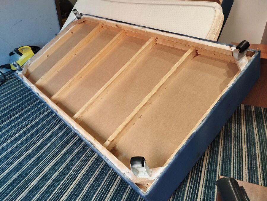 In Cham (6330, Kanton Zug), wurde ein Bettgestell aufgestellt, wobei die Unterseite mit Holzrahmen sichtbar ist und auf ein mögliches Wespennest hinweist.