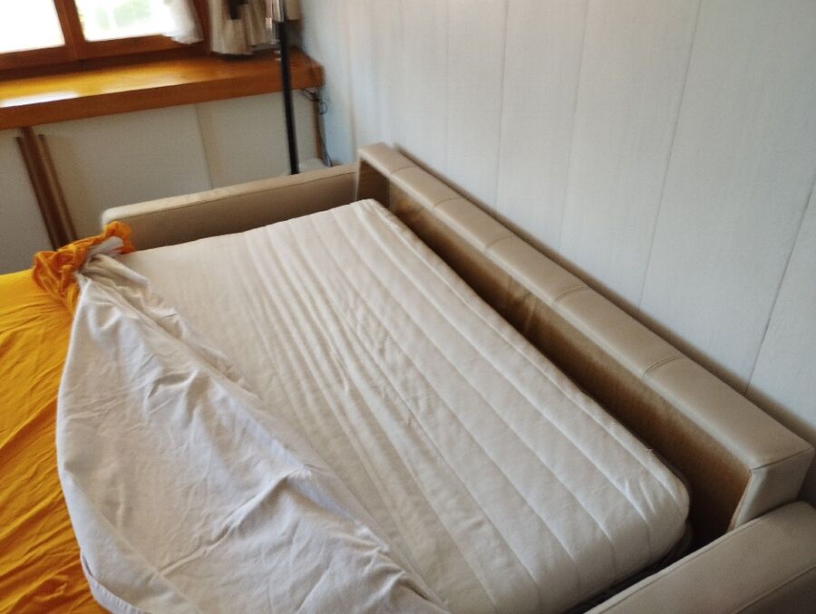 Ein Bettgestell in Menzingen (6313, Kanton Zug), mit abgezogener Matratze zeigt Spuren, die auf moeglichen Insektenbefall hinweisen.