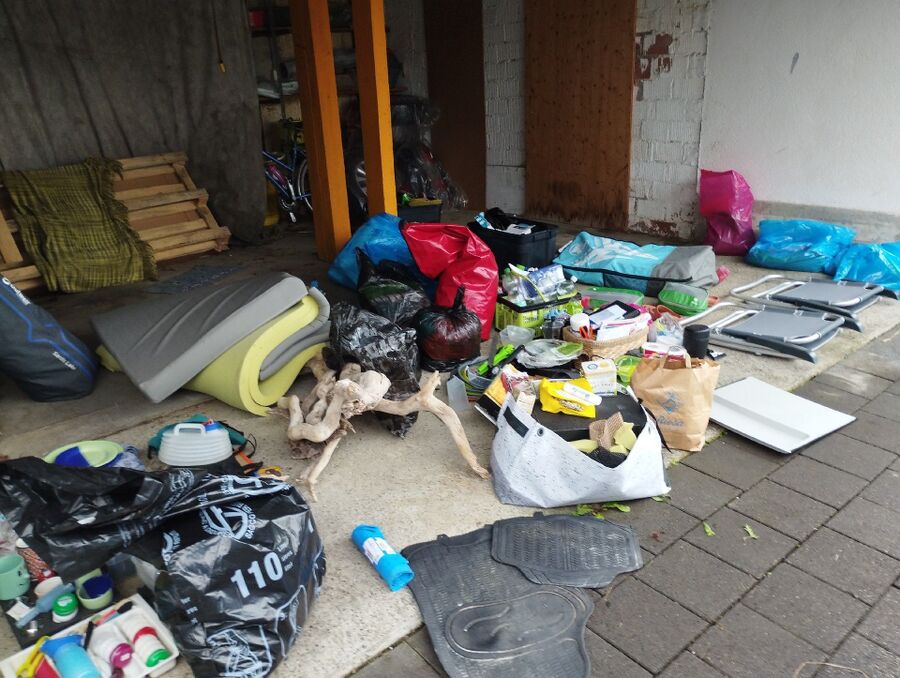 In einer Garage in Neuheim (6345, Kanton Zug), liegen zahlreiche Gegenstände und Materialien verteilt, was das Auffinden eines Wespennests erschwert.