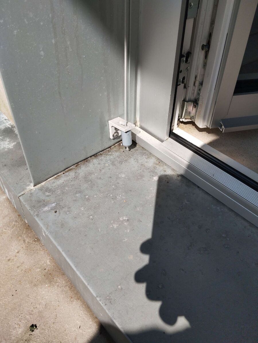 Neben einer Terrassentuer in Neuheim (6345, Kanton Zug), sind kleine Spuren sichtbar, die auf ein moegliches Wespennest hindeuten.