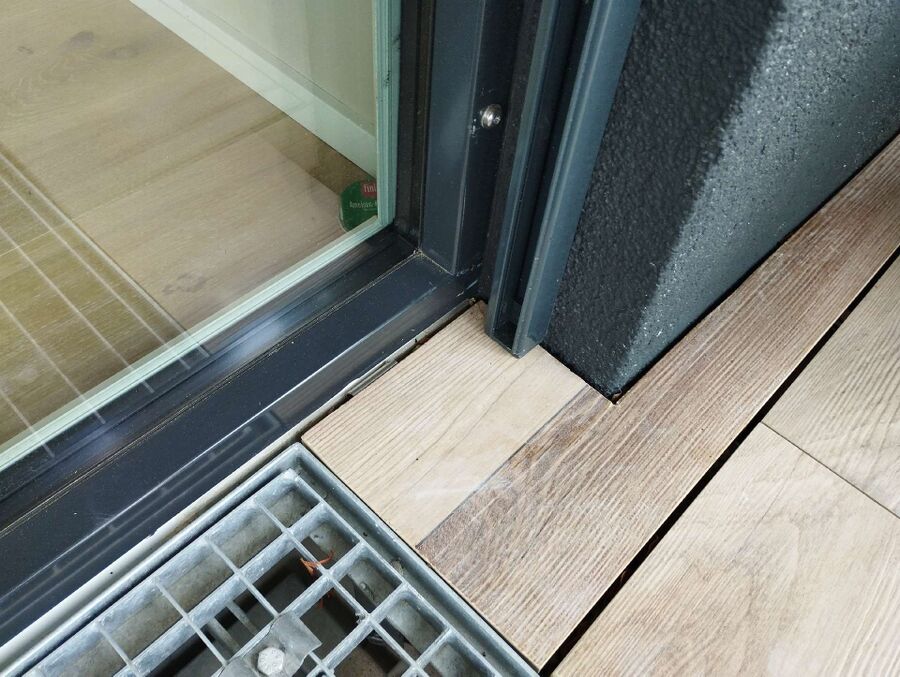 Nahe einer Balkontuer in Unterägeri (6314, Kanton Zug), sind kleine Spuren am Boden erkennbar, die auf ein Wespennest hindeuten.